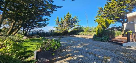 Moradia T5 de luxo absolutamente única, implantada sobre o mar