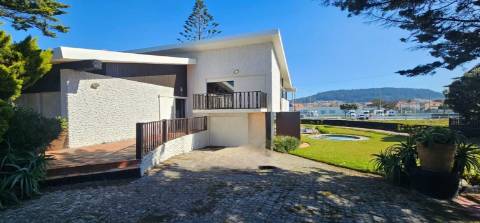 Moradia T5 de luxo absolutamente única, implantada sobre o mar