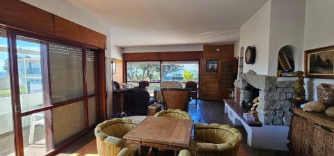 Moradia T5 de luxo absolutamente única, implantada sobre o mar