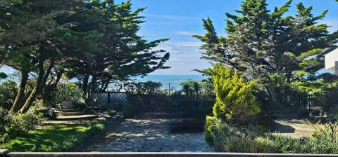 Moradia T5 de luxo absolutamente única, implantada sobre o mar