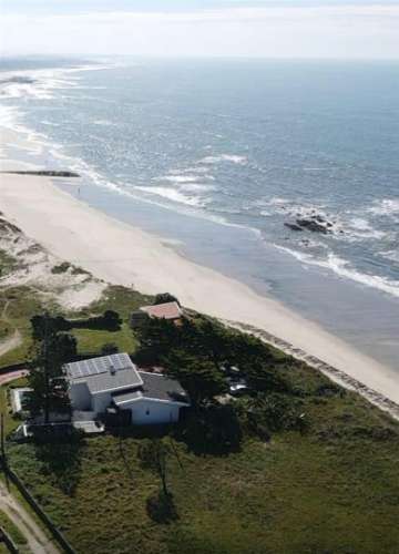 Moradia T5 de luxo absolutamente única, implantada sobre o mar