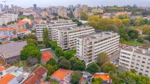 T3 Duplex com 2 lugares de garagem em condomínio privado no Porto