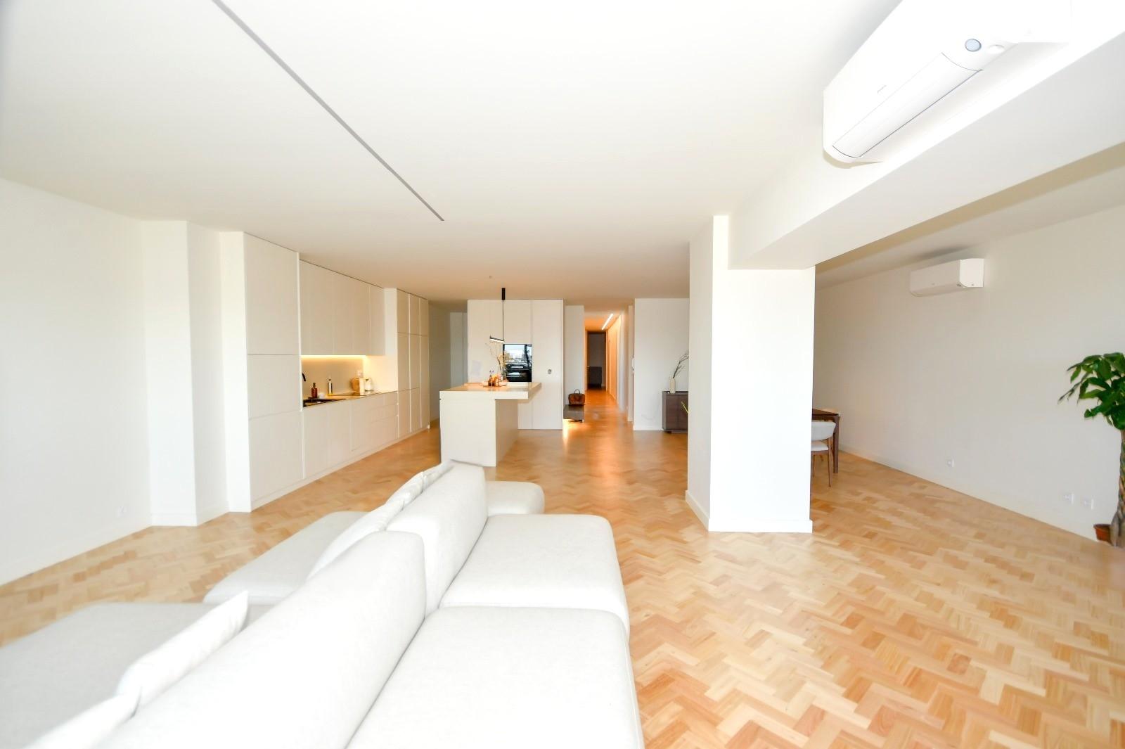 Apartamento T4 de Luxo com 3 frentes no Porto