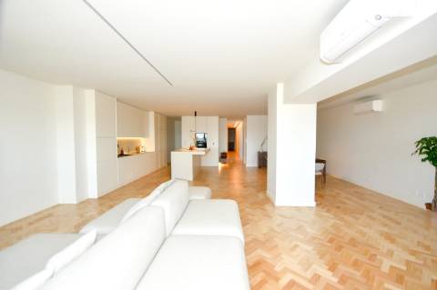 Apartamento T4 de Luxo com 3 frentes no Porto