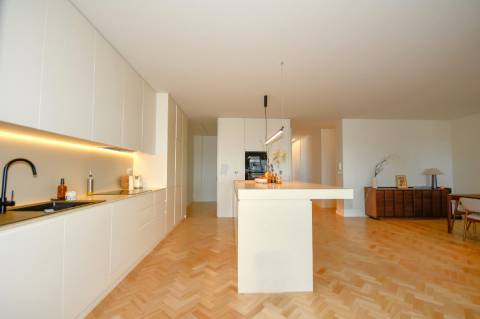 Apartamento T4 de Luxo com 3 frentes no Porto