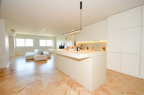 Apartamento T4 de Luxo com 3 frentes no Porto