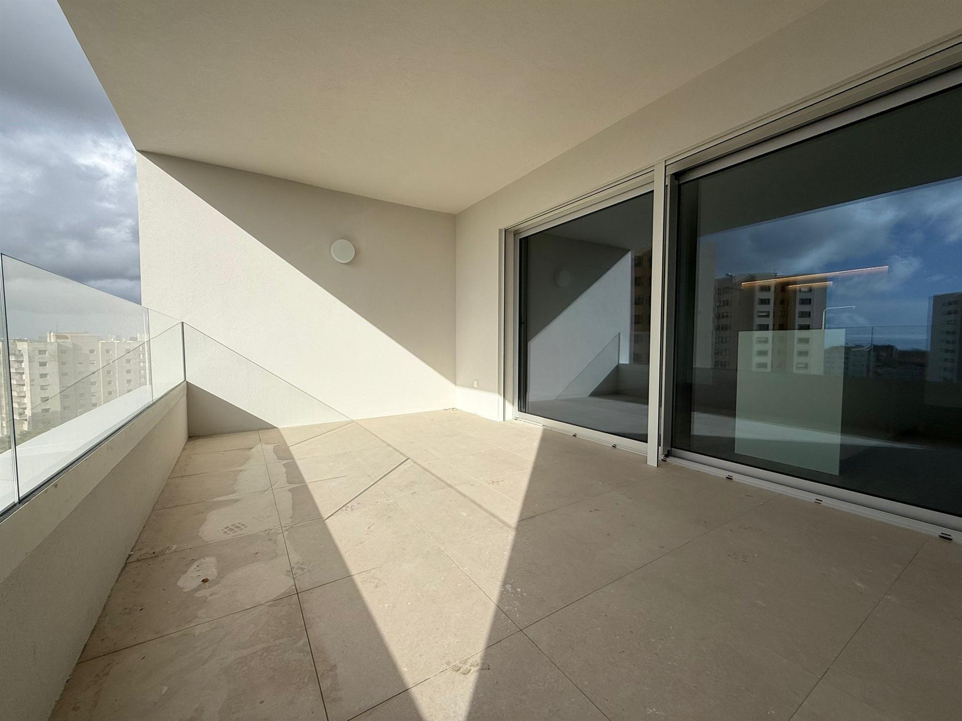 T2 NOVO no 8.º Andar c/ Varanda Sul/Poente, Garagem e Arrumo em Ramalde