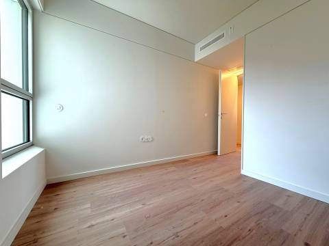 T2 NOVO no 8.º Andar c/ Varanda Sul/Poente, Garagem e Arrumo em Ramalde