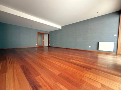 Moradia T4 em condomínio | Vilarinha
