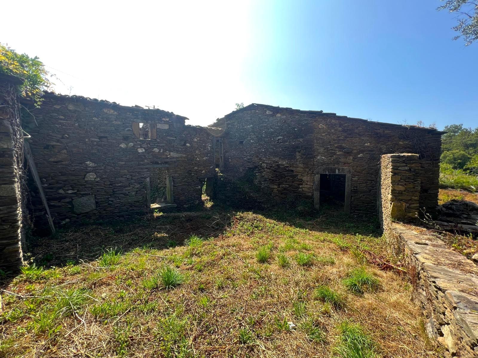 Terreno com ruína e anexos | Orbacém