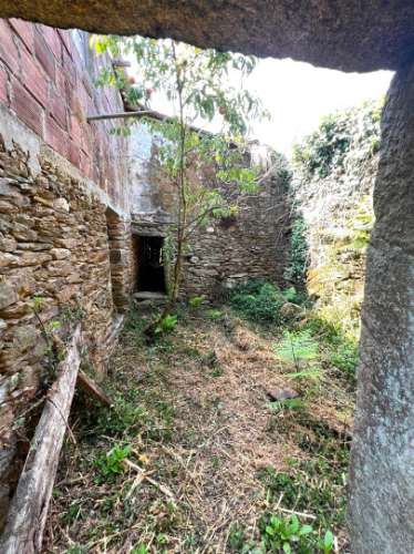 Terreno com ruína e anexos | Orbacém