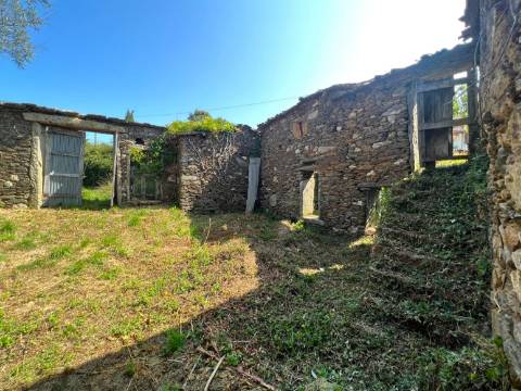 Terreno com ruína e anexos | Orbacém