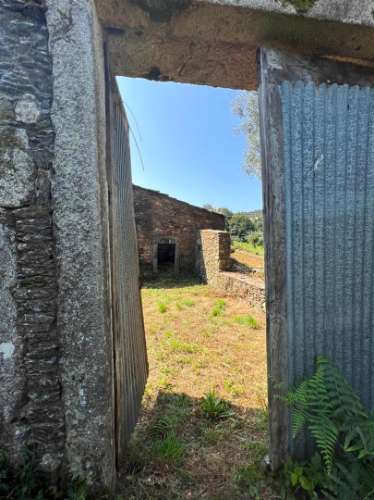 Terreno com ruína e anexos | Orbacém