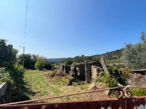 Terreno com ruína e anexos | Orbacém