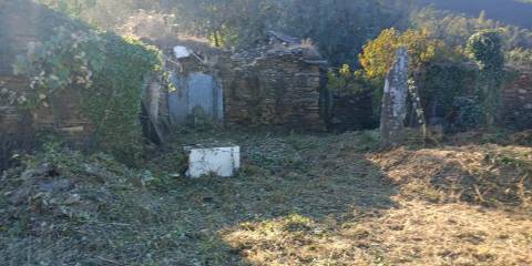 Terreno com ruína e anexos | Orbacém