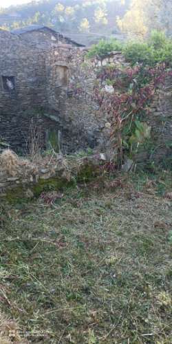 Terreno com ruína e anexos | Orbacém