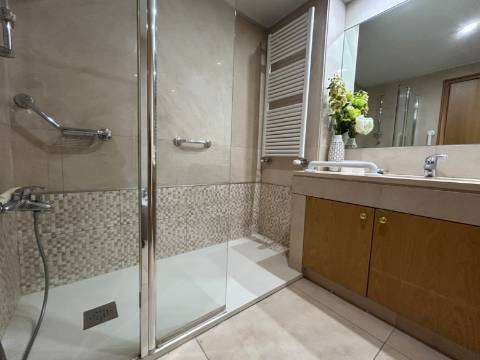 Apartamento T3 com Varanda junto à Praça do Império – Foz do Douro