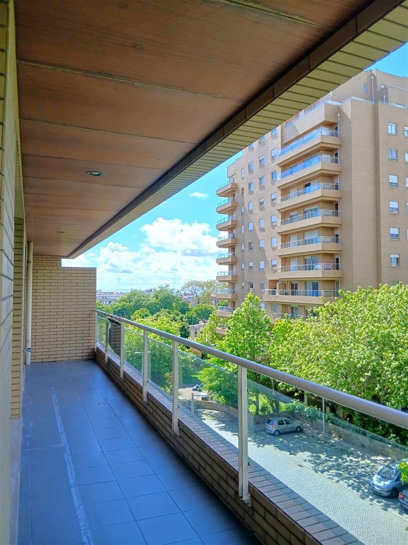 Apartamento T3 com Varanda junto à Praça do Império – Foz do Douro