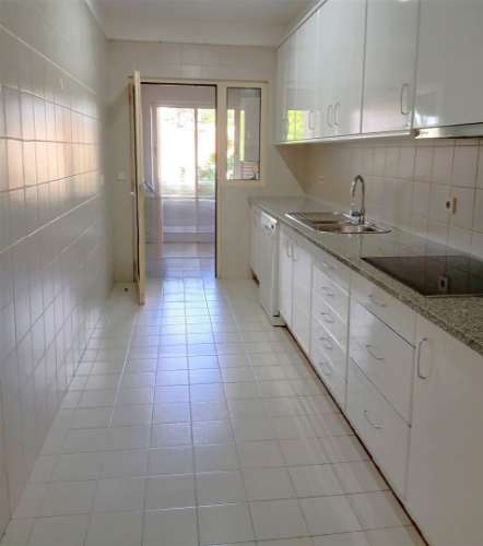 Apartamento T3 com Varanda junto à Praça do Império – Foz do Douro