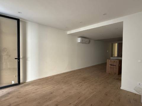 T2 remodelado e equipado c/ alpendre no Porto