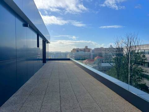 T4 c/ Terraço, novo, na Boavista