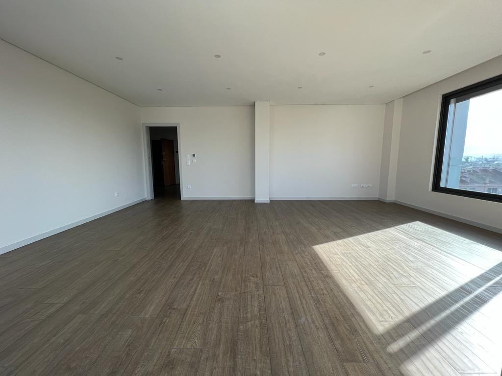 T4 c/ Terraço, novo, na Boavista