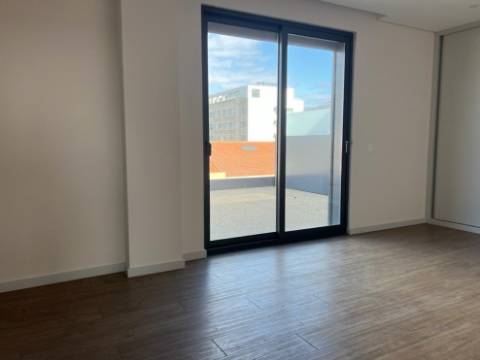 T4 c/ Terraço, novo, na Boavista
