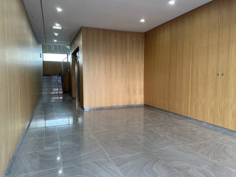 T4 c/ Terraço, novo, na Boavista