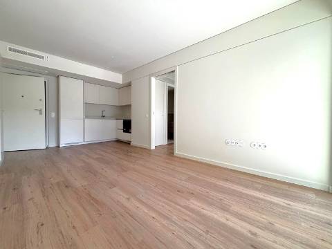 T1 c/ 2 Varanda Sul/Poente, Garagem e Arrumo em Ramalde