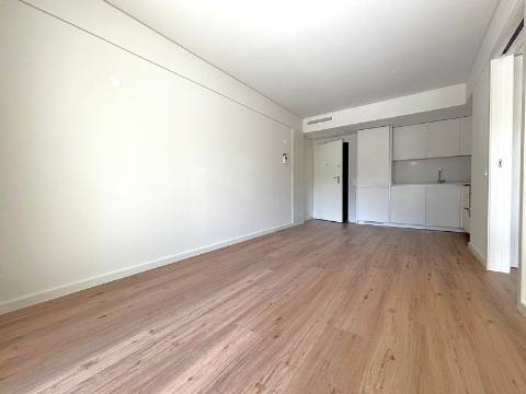 T1 c/ 2 Varanda Sul/Poente, Garagem e Arrumo em Ramalde