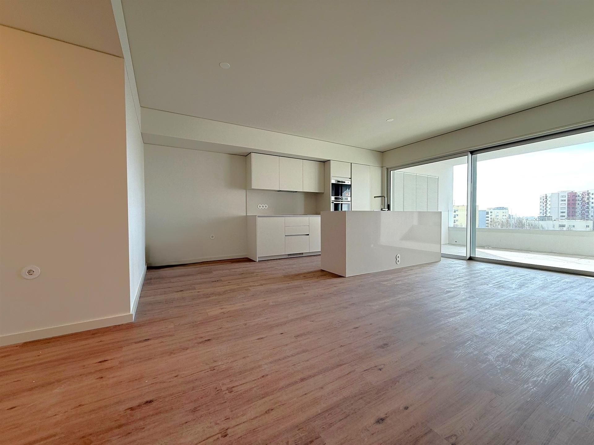 T2 no 8.º Andar c/ Varanda Sul/Poente, Garagem e Arrumo em Ramalde