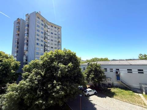 T3+1 para arrendamento c/ 2 varandas | Lordelo do Ouro