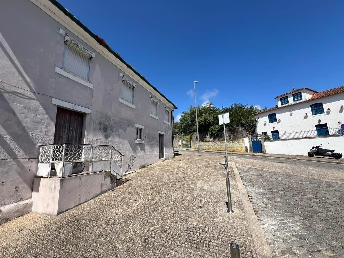 Moradia T4 c/ Jardim, próxima da Foz, com vistas sobre o Rio Douro para remodelar