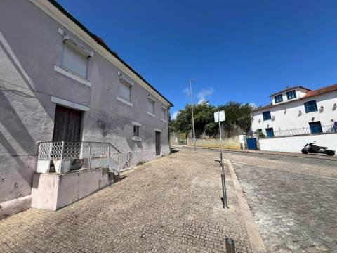 Moradia T4 c/ Jardim, próxima da Foz, com vistas sobre o Rio Douro para remodelar