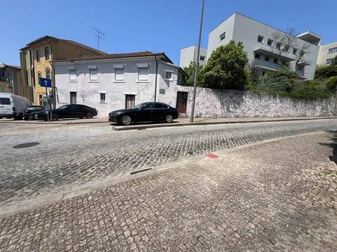 Moradia T4 c/ Jardim, próxima da Foz, com vistas sobre o Rio Douro para remodelar