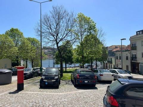 Moradia T4 c/ Jardim, próxima da Foz, com vistas sobre o Rio Douro para remodelar
