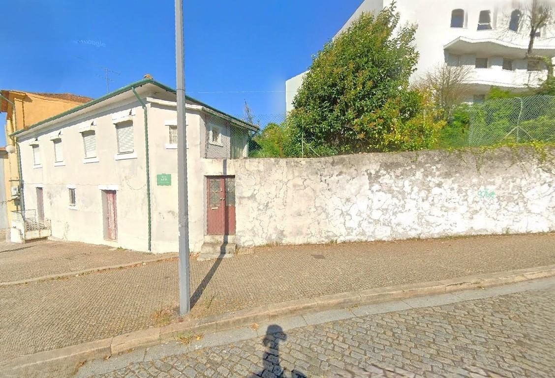 Moradia T4 c/ Jardim, próxima da Foz, com vistas sobre o Rio Douro para remodelar