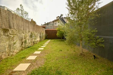 Moradia c/ jardim T3 antiga recuperada entre o Parque da Cidade e Serralves e perto da Foz
