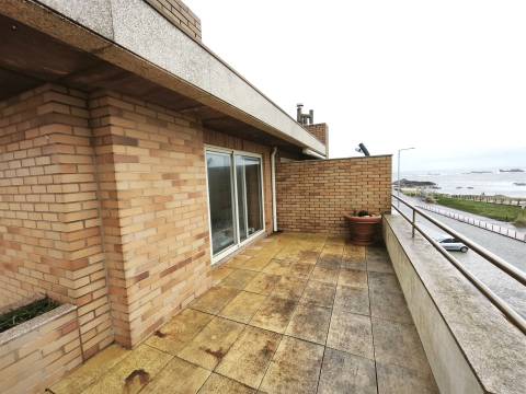 T3 Duplex com terraço em frente ao mar – Lavra