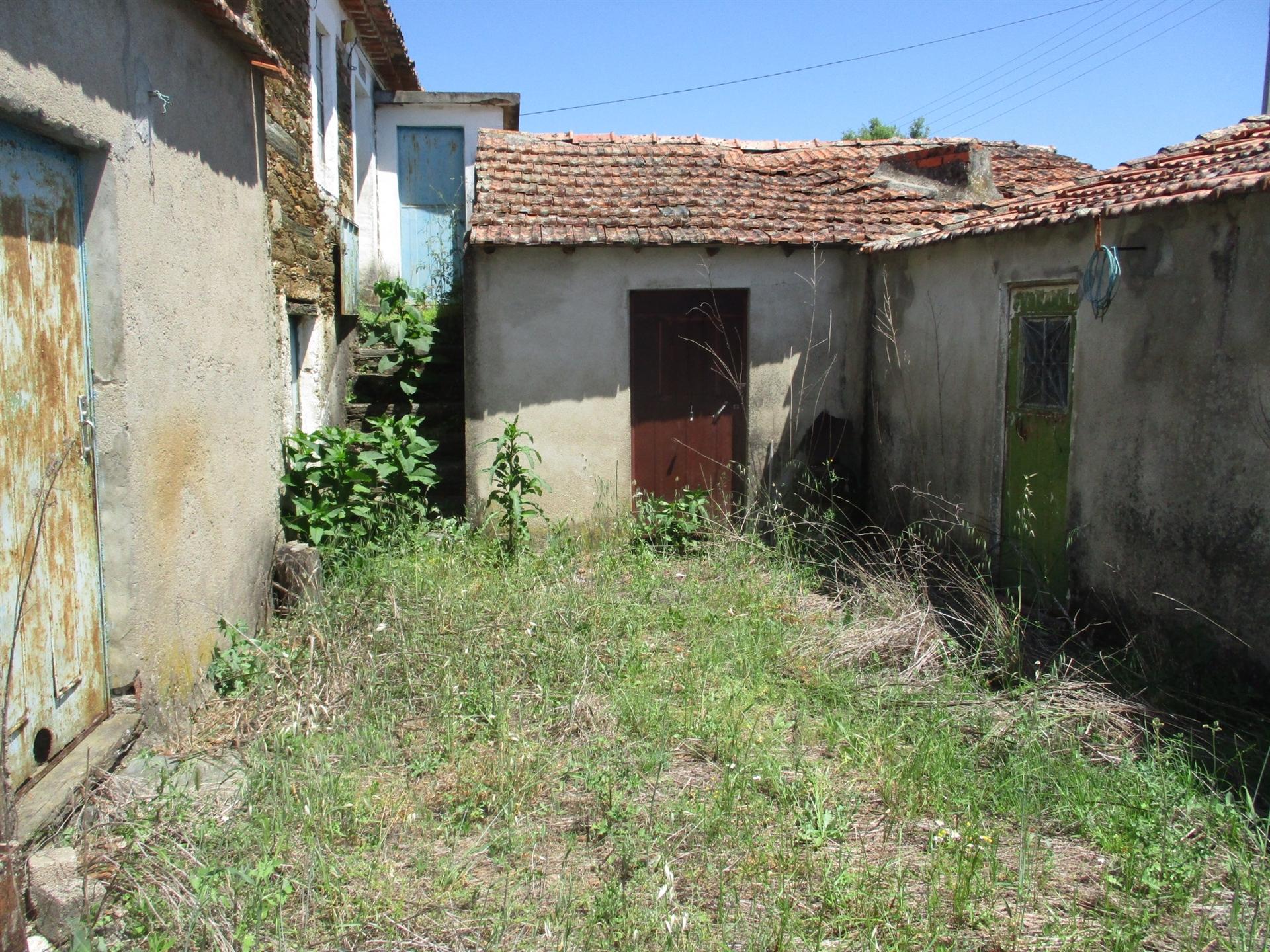 Casa de campo, terreno, Malhada do Cervo