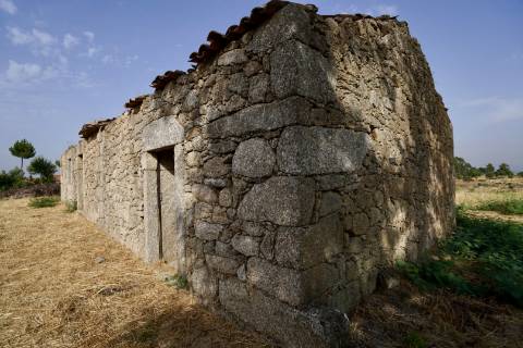 Quinta para venda com casa de habitação para recuperar