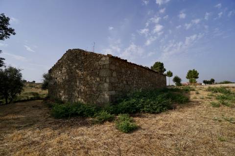 Quinta para venda com casa de habitação para recuperar