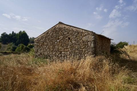 Quinta para venda com casa de habitação para recuperar