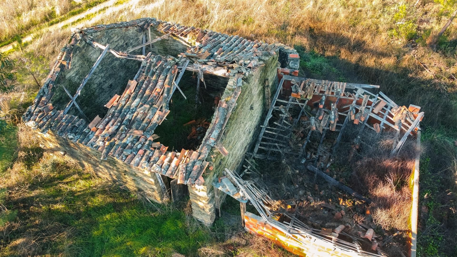 Quinta 5900m2 com ruína registada, barragem, 2 poços e eletricidade — Vilares de Baixo