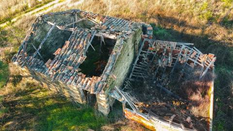 Quinta 5900m2 com ruína registada, barragem, 2 poços e eletricidade — Vilares de Baixo