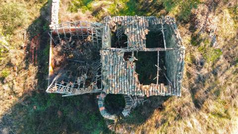 Quinta 5900m2 com ruína registada, barragem, 2 poços e eletricidade — Vilares de Baixo