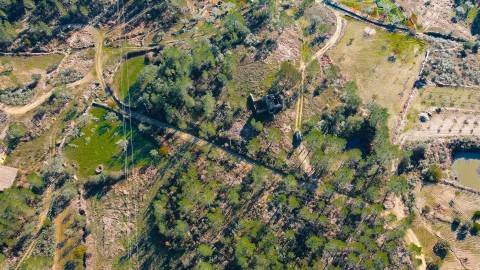 Quinta 5900m2 com ruína registada, barragem, 2 poços e eletricidade — Vilares de Baixo
