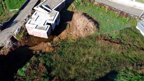 Lote de terreno com 266m2 com projeto aprovado para construção de moradia de 3 pisos e 3 frentes