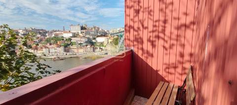 Apresentamos moradia dúplex tipologia T3 nas margens do Douro