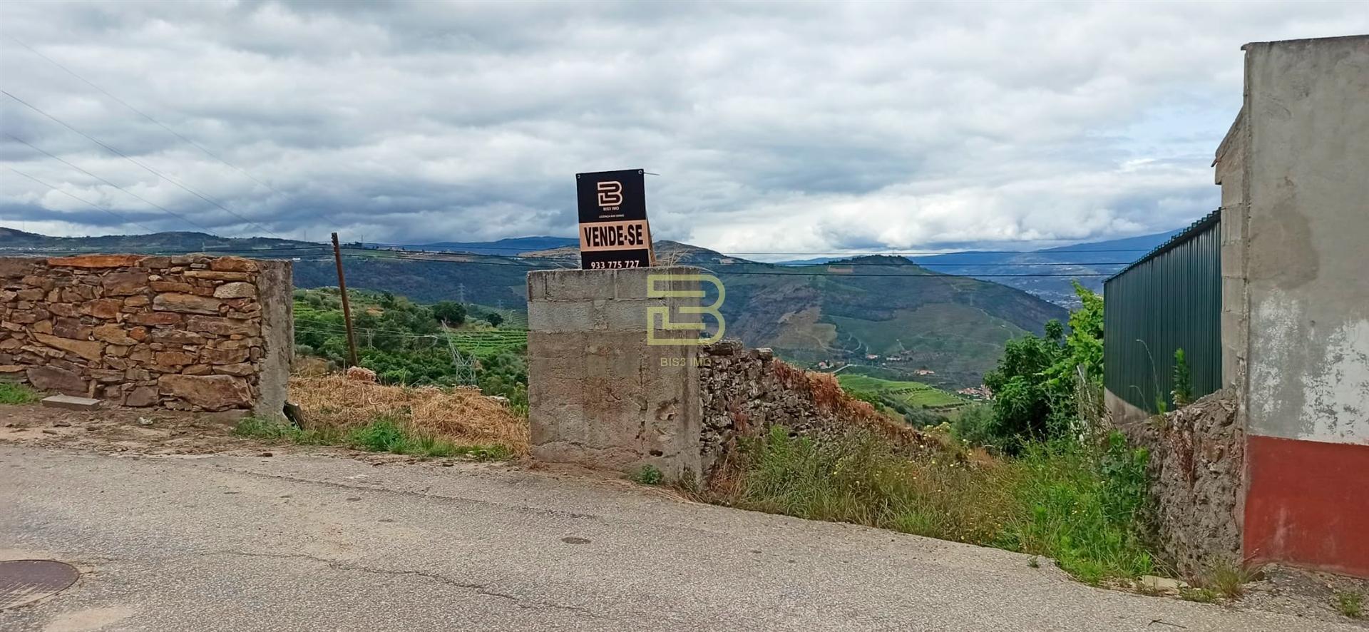 Terreno urbano com duas frentes, com uma área total de 1960 m² localizado em Vila Seca, Armamar